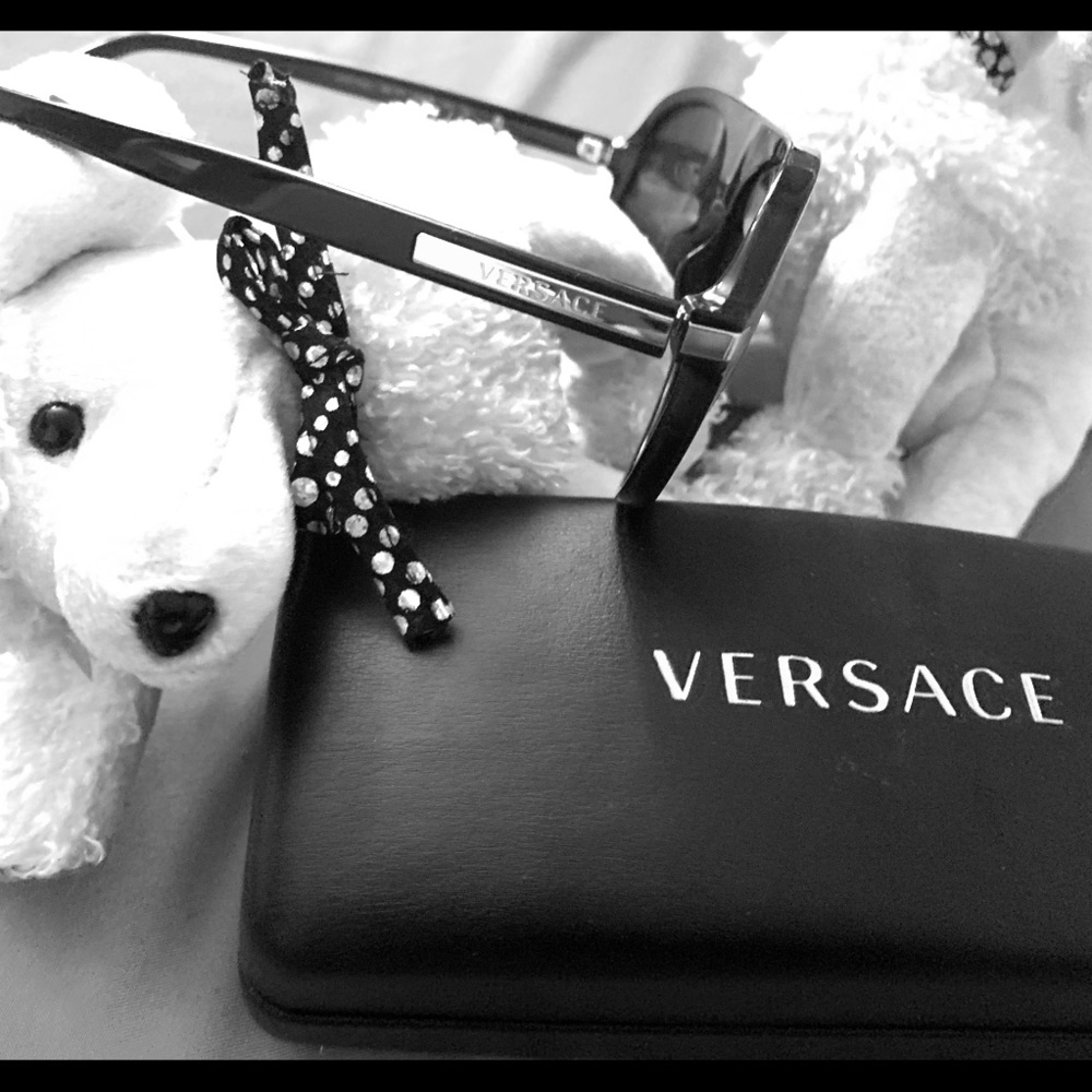 💯 % black gold trimming Versace woman